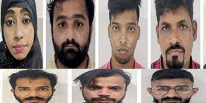 സ്വര്ണമിശ്രിതം കാപ്സ്യൂള് രൂപത്തില് കടത്താന് ശ്രമം ; നെടുമ്പാശ്ശേരിയില് ഏഴുപേര് പിടിയില് സ്വര്ണമിശ്രിതം കാപ്സ്യൂള് രൂപത്തില് കടത്താന് ശ്രമം ; നെടുമ്പാശ്ശേരിയില് ഏഴുപേര് പിടിയില്