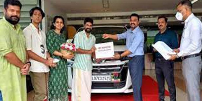 ടൊയോട്ടയുടെ സഞ്ചരിക്കുന്ന ആഡംബരം വെല്ഫയര് എം.പി.വി ; സ്വന്തമാക്കി നടന് വിജയ് ബാബു ടൊയോട്ടയുടെ സഞ്ചരിക്കുന്ന ആഡംബരം വെല്ഫയര് എം.പി.വി ; സ്വന്തമാക്കി നടന് വിജയ് ബാബു