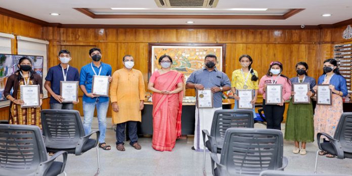 വേൾഡ് ബുക്ക് ഓഫ് റെക്കോർഡ്സിൽ ഇടം പിടിച്ച് കേരളത്തിന്റെ പൊന്നോമ്മനകൾ… വേൾഡ് ബുക്ക് ഓഫ് റെക്കോർഡ്സിൽ ഇടം പിടിച്ച് കേരളത്തിന്റെ പൊന്നോമ്മനകൾ…