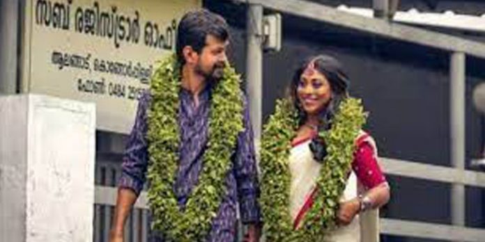 നടി ദിവ്യ ഗോപിനാഥും സംവിധായകന് ജുബിത്ത് നമ്രാടത്തും വിവാഹിതരായി നടി ദിവ്യ ഗോപിനാഥും സംവിധായകന് ജുബിത്ത് നമ്രാടത്തും വിവാഹിതരായി