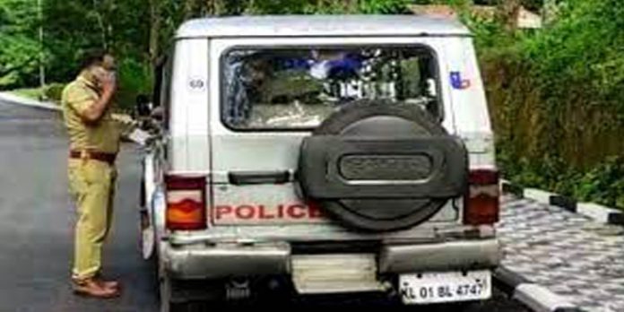 കാമുകന് തട്ടിക്കൊണ്ടു പോയി പീഡിപ്പിച്ചു – സ്വർണാഭരണങ്ങൾ തട്ടിയെടുത്തതായും വീട്ടമ്മയുടെ പരാതി കാമുകന് തട്ടിക്കൊണ്ടു പോയി പീഡിപ്പിച്ചു – സ്വർണാഭരണങ്ങൾ തട്ടിയെടുത്തതായും വീട്ടമ്മയുടെ പരാതി
