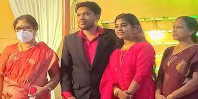കരുവന്നൂര് തട്ടിപ്പ് ; ഒളിവിലായ പ്രതിയുടെ മകളുടെ വിവാഹത്തില് പങ്കെടുത്ത് മന്ത്രി ആര്.ബിന്ദു കരുവന്നൂര് തട്ടിപ്പ് ; ഒളിവിലായ പ്രതിയുടെ മകളുടെ വിവാഹത്തില് പങ്കെടുത്ത് മന്ത്രി ആര്.ബിന്ദു
