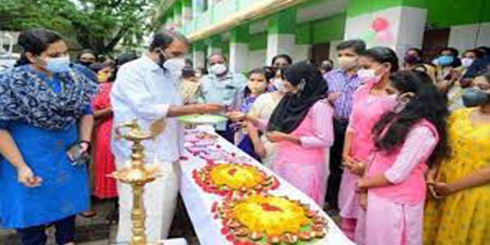 പ്ലസ് വൺ അധിക ബാച്ചുകൾ ഈ മാസം 23ന് ; അപേക്ഷിച്ച എല്ലാ കുട്ടികൾക്കും പ്രവേശനം ലഭിക്കുമെന്ന് വിദ്യാഭ്യാസമന്ത്രി പ്ലസ് വൺ അധിക ബാച്ചുകൾ ഈ മാസം 23ന് ; അപേക്ഷിച്ച എല്ലാ കുട്ടികൾക്കും പ്രവേശനം ലഭിക്കുമെന്ന് വിദ്യാഭ്യാസമന്ത്രി