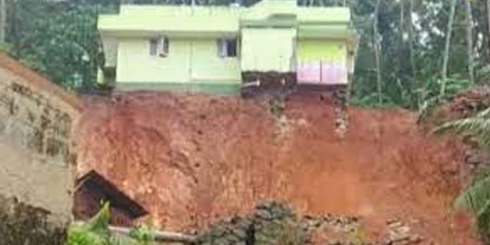 മഴക്കെടുതി ; വിഴിഞ്ഞത്ത് കുന്നിടിഞ്ഞ് വീണു – വീട് ഭാഗികമായി തകര്ന്നു മഴക്കെടുതി ; വിഴിഞ്ഞത്ത് കുന്നിടിഞ്ഞ് വീണു – വീട് ഭാഗികമായി തകര്ന്നു