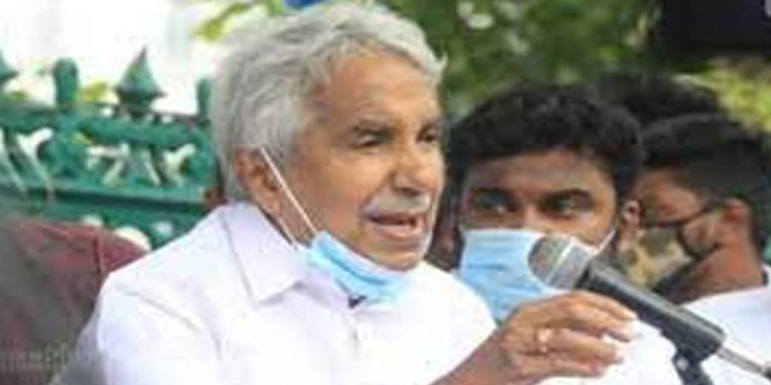 കെ.പി.സി.സി. പുനഃസംഘടന നിര്ത്തിവെക്കണം ; സമ്മര്ദ തന്ത്രവുമായി ഉമ്മന്ചാണ്ടി ഡല്ഹിയില് കെ.പി.സി.സി. പുനഃസംഘടന നിര്ത്തിവെക്കണം ; സമ്മര്ദ തന്ത്രവുമായി ഉമ്മന്ചാണ്ടി ഡല്ഹിയില്