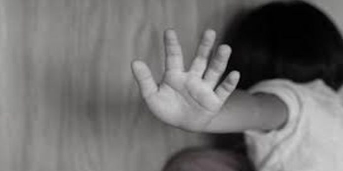 ചോക്ലേറ്റ് നൽകി അഞ്ചു വയസുകാരിയെ പീഡിപ്പിച്ചു ; യുവാവ് അറസ്റ്റില് ചോക്ലേറ്റ് നൽകി അഞ്ചു വയസുകാരിയെ പീഡിപ്പിച്ചു ; യുവാവ് അറസ്റ്റില്