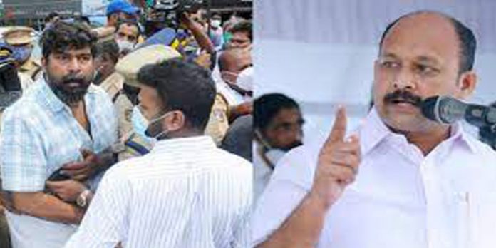 ജോജുവിന്റെ പെരുമാറ്റം ദുരൂഹം ; ഡിജെ പാര്ട്ടിയില് പങ്കെടുത്തോ ? അന്വേഷിക്കണമെന്ന് കോണ്ഗ്രസ് ജോജുവിന്റെ പെരുമാറ്റം ദുരൂഹം ; ഡിജെ പാര്ട്ടിയില് പങ്കെടുത്തോ ? അന്വേഷിക്കണമെന്ന് കോണ്ഗ്രസ്