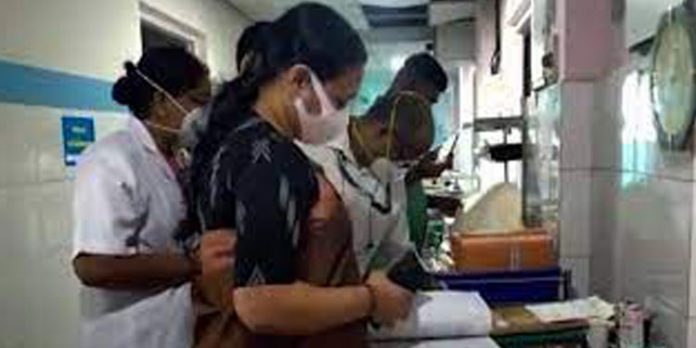 ജില്ലാ ആശുപത്രിയില് മന്ത്രിയുടെ മിന്നല് സന്ദര്ശനം ; ഡോക്ടര്മാര് എത്താന് വൈകുന്നെന്ന് കണ്ടെത്തി ജില്ലാ ആശുപത്രിയില് മന്ത്രിയുടെ മിന്നല് സന്ദര്ശനം ; ഡോക്ടര്മാര് എത്താന് വൈകുന്നെന്ന് കണ്ടെത്തി