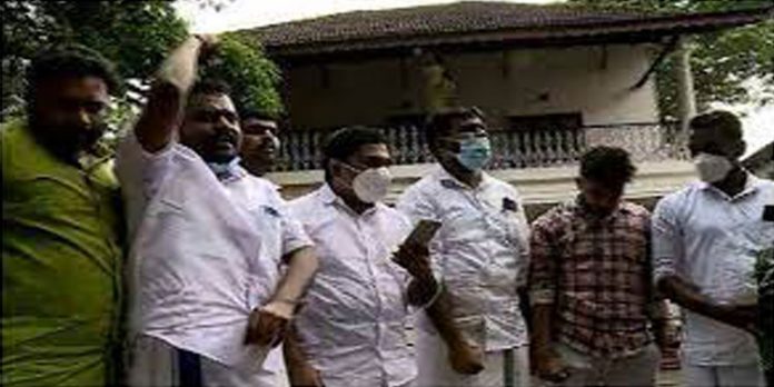 കണ്ണൂര് സര്വകലാശാല അധ്യാപക നിയമനം ; വിസിയുടെ വീടിന് മുന്നില് യൂത്ത് കോണ്ഗ്രസ് പ്രതിഷേധം കണ്ണൂര് സര്വകലാശാല അധ്യാപക നിയമനം ; വിസിയുടെ വീടിന് മുന്നില് യൂത്ത് കോണ്ഗ്രസ് പ്രതിഷേധം