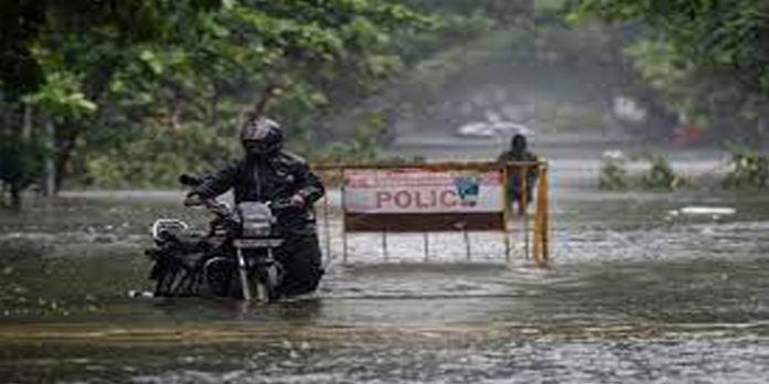 കനത്ത മഴ ; തമിഴ്നാട്ടില് വീട് തകര്ന്ന് ഒന്പത് പേര് മരിച്ചു കനത്ത മഴ ; തമിഴ്നാട്ടില് വീട് തകര്ന്ന് ഒന്പത് പേര് മരിച്ചു