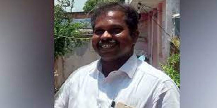 മകനെ കൊന്നയാളെ നടുറോഡില് വെട്ടിക്കൊന്നു ; 70 കാരന്റെ പ്രതികാരം മകനെ കൊന്നയാളെ നടുറോഡില് വെട്ടിക്കൊന്നു ; 70 കാരന്റെ പ്രതികാരം