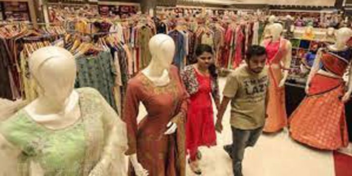 ജിഎസ്ടി കൂട്ടി ; തുണിത്തരങ്ങൾക്കും ചെരുപ്പിനും ജനുവരി മുതൽ വിലകൂടും ജിഎസ്ടി കൂട്ടി ; തുണിത്തരങ്ങൾക്കും ചെരുപ്പിനും ജനുവരി മുതൽ വിലകൂടും