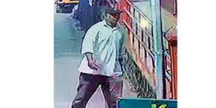 പിരിവ് ചോദിച്ച് കടയിലെത്തി ; മൊബൈല് ഫോണുമായി ഇറങ്ങിയോടി പിരിവ് ചോദിച്ച് കടയിലെത്തി ; മൊബൈല് ഫോണുമായി ഇറങ്ങിയോടി