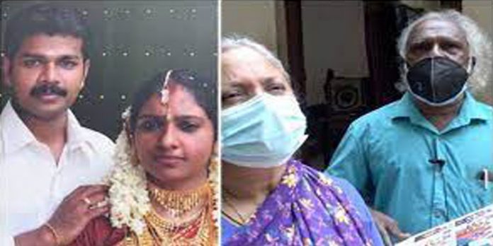 മകൾക്ക് നീതി വേണം ; സ്റ്റേഷനുകൾ കയറിയിറങ്ങി ഒരച്ഛനും അമ്മയും – ഇഴഞ്ഞ് പോലീസ് അന്വേഷണം മകൾക്ക് നീതി വേണം ; സ്റ്റേഷനുകൾ കയറിയിറങ്ങി ഒരച്ഛനും അമ്മയും – ഇഴഞ്ഞ് പോലീസ് അന്വേഷണം