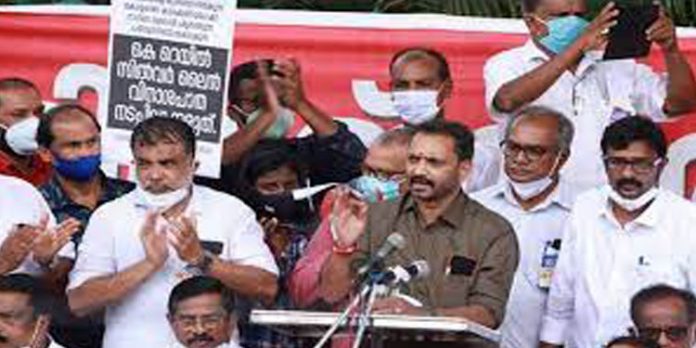 കെ റെയിൽ പദ്ധതിയിൽ ഭീമമായ അഴിമതിയാണ് മുഖ്യമന്ത്രി ലക്ഷ്യമിടുന്നത് ; പദ്ധതി നടപ്പാക്കാൻ അനുവദിക്കില്ലെന്ന് കെ സുരേന്ദ്രൻ കെ റെയിൽ പദ്ധതിയിൽ ഭീമമായ അഴിമതിയാണ് മുഖ്യമന്ത്രി ലക്ഷ്യമിടുന്നത് ; പദ്ധതി നടപ്പാക്കാൻ അനുവദിക്കില്ലെന്ന് കെ സുരേന്ദ്രൻ