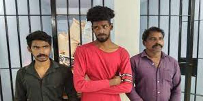 കഴക്കൂട്ടത്ത് സിപിഐ എം നേതാവിന്റെ വീട് അടിച്ചു തകർത്ത പ്രതികൾ പിടിയിൽ കഴക്കൂട്ടത്ത് സിപിഐ എം നേതാവിന്റെ വീട് അടിച്ചു തകർത്ത പ്രതികൾ പിടിയിൽ