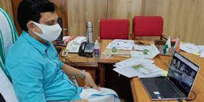 റോഡിലെ കുഴികളെല്ലാം അടയ്ക്കും ; കുത്തിപ്പൊളിക്കൽ തടയും – ഉറപ്പുമായി മന്ത്രി റോഡിലെ കുഴികളെല്ലാം അടയ്ക്കും ; കുത്തിപ്പൊളിക്കൽ തടയും – ഉറപ്പുമായി മന്ത്രി