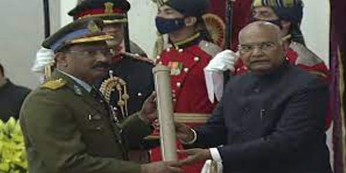 പരമവിശിഷ്ട സേവാ മെഡൽ ഏറ്റുവാങ്ങിയ ആഹ്ലാദത്തിൽ കിഫ്ബി എക്സിക്യുട്ടീവ് ഡയറക്ടർ കെ പി പുരുഷോത്തമൻ പരമവിശിഷ്ട സേവാ മെഡൽ ഏറ്റുവാങ്ങിയ ആഹ്ലാദത്തിൽ കിഫ്ബി എക്സിക്യുട്ടീവ് ഡയറക്ടർ കെ പി പുരുഷോത്തമൻ