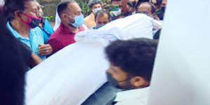 മോഫിയ പർവീന്റെ മൃതദേഹം വസതിയിലെത്തിച്ചു മോഫിയ പർവീന്റെ മൃതദേഹം വസതിയിലെത്തിച്ചു
