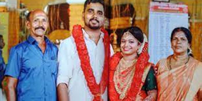 പണത്തിനായി പീഡനം – വിഷക്കായ കഴിച്ച് ശാരി ജീവനൊടുക്കി ; ഭര്ത്താവും കുടുംബവും അറസ്റ്റിൽ പണത്തിനായി പീഡനം – വിഷക്കായ കഴിച്ച് ശാരി ജീവനൊടുക്കി ; ഭര്ത്താവും കുടുംബവും അറസ്റ്റിൽ