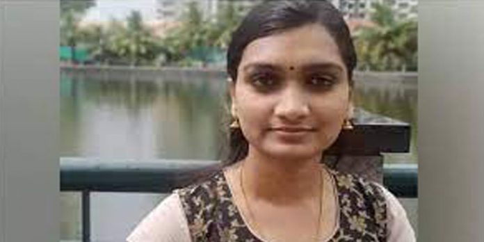 പണം തരാം – എന്റെ ജീവിതമാണത് ; മോഷ്ടിക്കപ്പെട്ട ലാപ്ടോപ്പിനായി സായൂജ്യ കാത്തിരിക്കുന്നു പണം തരാം – എന്റെ ജീവിതമാണത് ; മോഷ്ടിക്കപ്പെട്ട ലാപ്ടോപ്പിനായി സായൂജ്യ കാത്തിരിക്കുന്നു