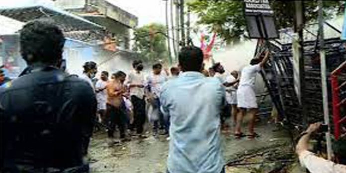 ആലുവ എസ്പി ഓഫീസിലേക്ക് കോണ്ഗ്രസ് മാര്ച്ച് ; സംഘര്ഷം – പോലീസിന് നേരെ കല്ലേറ് ; ജലപീരങ്കി പ്രയോഗിച്ചു ആലുവ എസ്പി ഓഫീസിലേക്ക് കോണ്ഗ്രസ് മാര്ച്ച് ; സംഘര്ഷം – പോലീസിന് നേരെ കല്ലേറ് ; ജലപീരങ്കി പ്രയോഗിച്ചു
