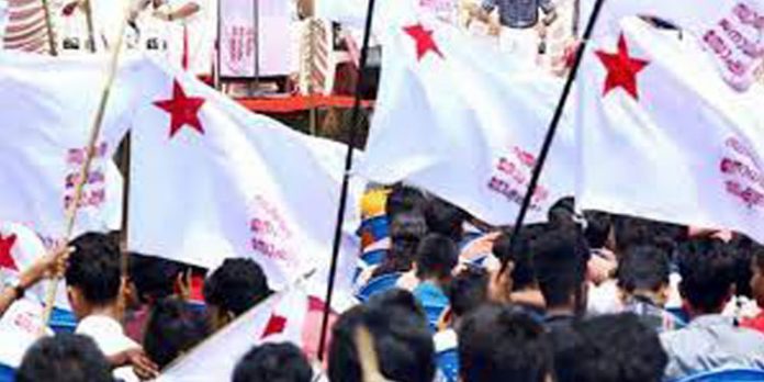 കാലിക്കറ്റ് സർവകലാശാലയിൽ സംഘർഷം ; എസ്എഫ്ഐ പ്രവർത്തകരും പരീക്ഷാ ഭവൻ ജീവനക്കാരും തമ്മിൽ ഏറ്റുമുട്ടി കാലിക്കറ്റ് സർവകലാശാലയിൽ സംഘർഷം ; എസ്എഫ്ഐ പ്രവർത്തകരും പരീക്ഷാ ഭവൻ ജീവനക്കാരും തമ്മിൽ ഏറ്റുമുട്ടി