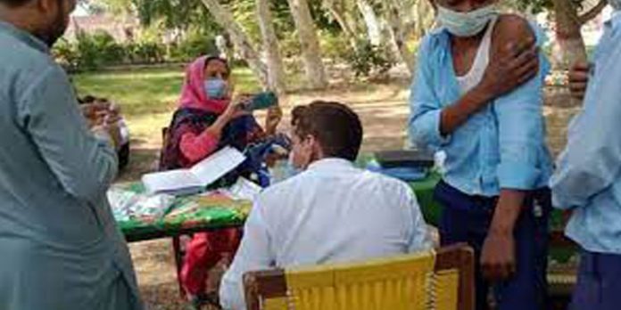 കൊവിഡ് വാക്സീനെടുത്തവരുടെ മരണം ; അന്വേഷണം ആവശ്യപ്പെട്ടുള്ള ഹർജിയിൽ കേന്ദ്രത്തിന് നോട്ടീസയച്ച് സുപ്രീംകോടതി കൊവിഡ് വാക്സീനെടുത്തവരുടെ മരണം ; അന്വേഷണം ആവശ്യപ്പെട്ടുള്ള ഹർജിയിൽ കേന്ദ്രത്തിന് നോട്ടീസയച്ച് സുപ്രീംകോടതി