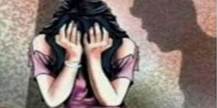 പ്ലസ്ടു വിദ്യാര്ഥിയായ ഭര്ത്താവ് സ്കൂളില് പോയാല് ഭര്തൃപിതാവ് പീഡിപ്പിക്കുന്നു ; 21 കാരിയുടെ പരാതി പ്ലസ്ടു വിദ്യാര്ഥിയായ ഭര്ത്താവ് സ്കൂളില് പോയാല് ഭര്തൃപിതാവ് പീഡിപ്പിക്കുന്നു ; 21 കാരിയുടെ പരാതി