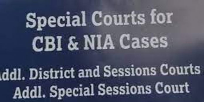 എൻഐഎ കോടതിക്ക് മുന്നിൽ മാവോയിസ്റ്റ് മുദ്രാവാക്യം വിളിച്ച് ആന്ധ്രയിൽ നിന്നുള്ള മാവോയിസ്റ്റുകൾ എൻഐഎ കോടതിക്ക് മുന്നിൽ മാവോയിസ്റ്റ് മുദ്രാവാക്യം വിളിച്ച് ആന്ധ്രയിൽ നിന്നുള്ള മാവോയിസ്റ്റുകൾ