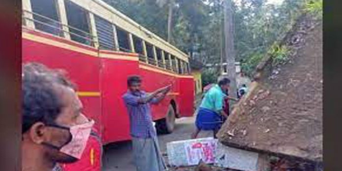 കാത്തിരിപ്പ് കേന്ദ്രത്തിലേക്ക് ബസ് പാഞ്ഞുകയറി ; പരിക്കേറ്റയാള് മരിച്ചു കാത്തിരിപ്പ് കേന്ദ്രത്തിലേക്ക് ബസ് പാഞ്ഞുകയറി ; പരിക്കേറ്റയാള് മരിച്ചു