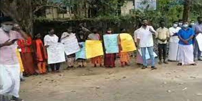 കക്കയം ഹൈഡല് ടൂറിസം പദ്ധതി ; കാരണമില്ലാതെ ആദിവാസികളെ പിരിച്ചുവിടുന്നതായി പരാതി – പ്രതിഷേധം കക്കയം ഹൈഡല് ടൂറിസം പദ്ധതി ; കാരണമില്ലാതെ ആദിവാസികളെ പിരിച്ചുവിടുന്നതായി പരാതി – പ്രതിഷേധം