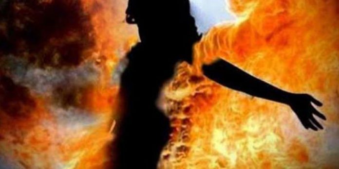 ദേഹമാസകലം തീ പടർത്തിയ സ്ത്രീ ദേശീയപാതയിൽ കുഴഞ്ഞ് വീണു ദേഹമാസകലം തീ പടർത്തിയ സ്ത്രീ ദേശീയപാതയിൽ കുഴഞ്ഞ് വീണു