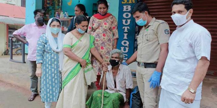 ഇലവുംതിട്ട ജനമൈത്രി പോലീസ് എത്തി ; കടത്തിണ്ണയിൽ നിന്നും വിശ്വനാഥന് മോചനം ഇലവുംതിട്ട ജനമൈത്രി പോലീസ് എത്തി ; കടത്തിണ്ണയിൽ നിന്നും വിശ്വനാഥന് മോചനം