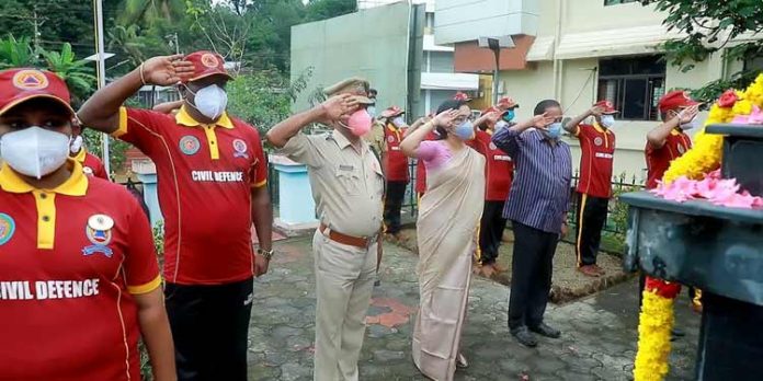 ധീര ജവാന്മാര്ക്ക് സല്യൂട്ട് ; യുദ്ധ സ്മാരകത്തില് ഓര്മ്മപ്പൂക്കളുമായി പത്തനംതിട്ട ഫയര് ആന്ഡ് റെസ്ക്യു ടീമും സിവില് ഡിഫന്സും ധീര ജവാന്മാര്ക്ക് സല്യൂട്ട് ; യുദ്ധ സ്മാരകത്തില് ഓര്മ്മപ്പൂക്കളുമായി പത്തനംതിട്ട ഫയര് ആന്ഡ് റെസ്ക്യു ടീമും സിവില് ഡിഫന്സും