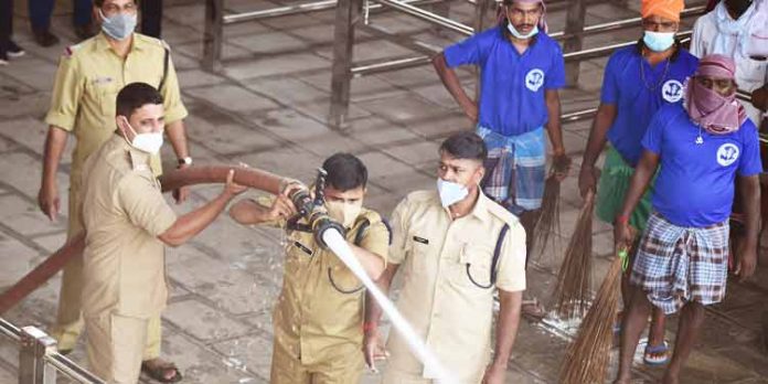 ശബരിമലയില് അതീവ ജാഗ്രതയില് അഗ്നിശമന സേന ; വലിയ നടപ്പന്തലും പടികളും ശുചീകരിച്ചു ശബരിമലയില് അതീവ ജാഗ്രതയില് അഗ്നിശമന സേന ; വലിയ നടപ്പന്തലും പടികളും ശുചീകരിച്ചു