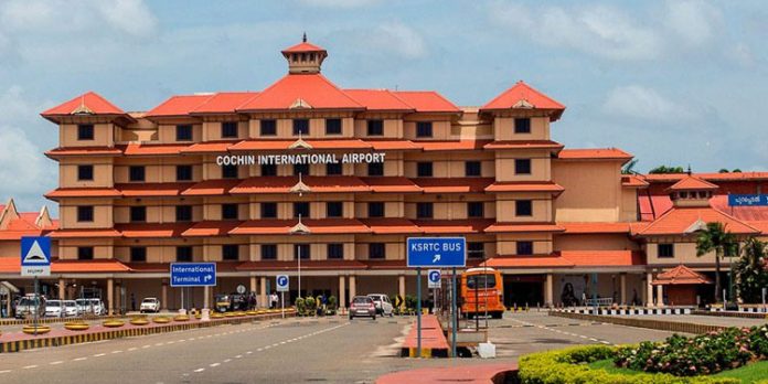 നെടുമ്പാശേരി വിമാനത്താവളത്തില് യാത്രക്കാരന് കുഴഞ്ഞുവീണ് മരിച്ചു നെടുമ്പാശേരി വിമാനത്താവളത്തില് യാത്രക്കാരന് കുഴഞ്ഞുവീണ് മരിച്ചു