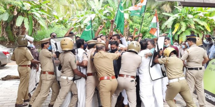 സ്വർണ്ണ പണയ തട്ടിപ്പ് ; കെഎസ്എഫ്ഇയിലേക്ക് യുഡിവൈഎഫിന്റെ പ്രതിഷേധ മാർച്ച് സ്വർണ്ണ പണയ തട്ടിപ്പ് ; കെഎസ്എഫ്ഇയിലേക്ക് യുഡിവൈഎഫിന്റെ പ്രതിഷേധ മാർച്ച്