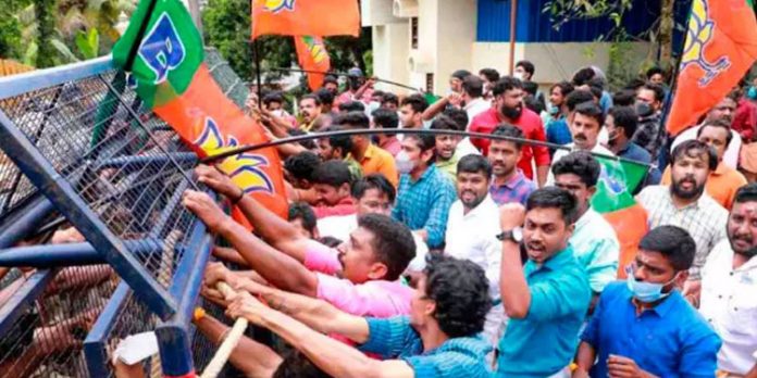 ഇന്ധനവില കുറക്കണമെന്നാവശ്യപ്പെട്ട് യുവമോർച്ച മാർച്ച് ; ലാത്തിച്ചാർജിൽ പ്രവർത്തകർ ചിതറി ഓടി ഇന്ധനവില കുറക്കണമെന്നാവശ്യപ്പെട്ട് യുവമോർച്ച മാർച്ച് ; ലാത്തിച്ചാർജിൽ പ്രവർത്തകർ ചിതറി ഓടി