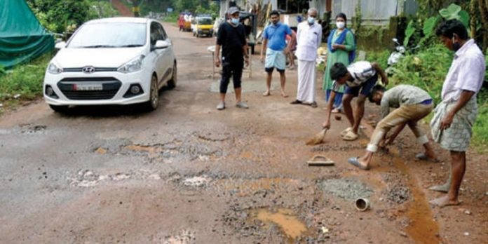 തകർന്ന റോഡിൽ യാത്രാദുരിതമേറി ; നന്നാക്കാൻ മുന്നിട്ടിറങ്ങി നഗരസഭാ ഉപാധ്യക്ഷ തകർന്ന റോഡിൽ യാത്രാദുരിതമേറി ; നന്നാക്കാൻ മുന്നിട്ടിറങ്ങി നഗരസഭാ ഉപാധ്യക്ഷ