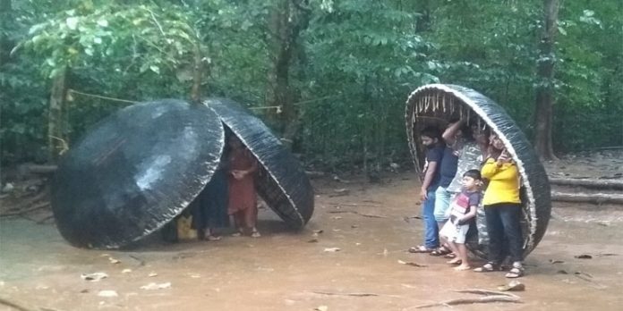 മഴയുടെ സൗന്ദര്യം ; കുട്ട വഞ്ചി സഞ്ചാരം അവിസ്മരണീയമാകും മഴയുടെ സൗന്ദര്യം ; കുട്ട വഞ്ചി സഞ്ചാരം അവിസ്മരണീയമാകും