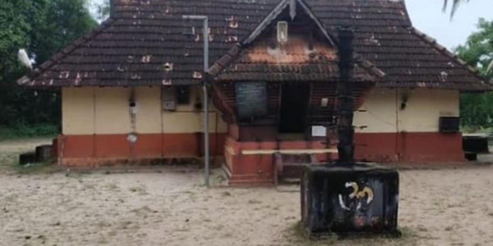 ക്ഷേത്രത്തിന്റെ ശ്രീകോവിൽ കുത്തിത്തുറന്ന് കാണിക്കവഞ്ചിയിലെ പണം കവർന്നു ക്ഷേത്രത്തിന്റെ ശ്രീകോവിൽ കുത്തിത്തുറന്ന് കാണിക്കവഞ്ചിയിലെ പണം കവർന്നു