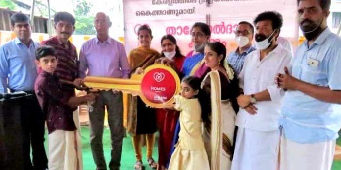 തിരുവല്ലയില് അന്ധനെ റോഡ് മുറിച്ചു കടക്കാൻ സഹായിച്ച സുപ്രിയക്ക് വീട് തിരുവല്ലയില് അന്ധനെ റോഡ് മുറിച്ചു കടക്കാൻ സഹായിച്ച സുപ്രിയക്ക് വീട്
