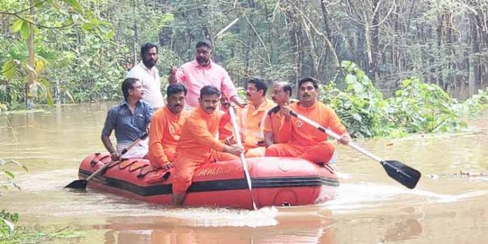 കടക്കാട് വടക്ക് വെള്ളപ്പൊക്കം ; രക്ഷാ പ്രവര്ത്തനത്തിന് ഡെപ്യൂട്ടി സ്പീക്കര് നേതൃത്വം നല്കി കടക്കാട് വടക്ക് വെള്ളപ്പൊക്കം ; രക്ഷാ പ്രവര്ത്തനത്തിന് ഡെപ്യൂട്ടി സ്പീക്കര് നേതൃത്വം നല്കി