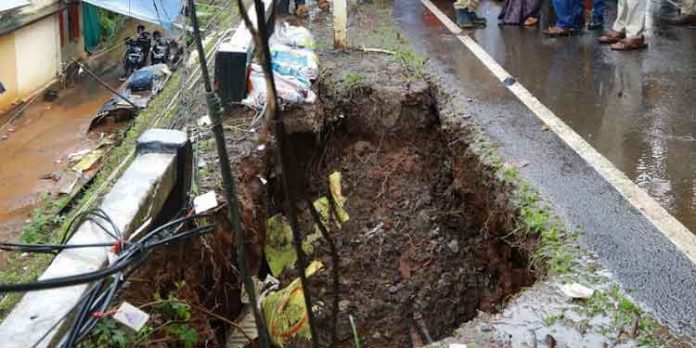 അപ്രോച്ച് റോഡിന്റെ സംരക്ഷണ ഭിത്തി തകര്ന്നതിനെ തുടര്ന്ന് കൈപ്പട്ടൂര് പാലത്തില് ഗതാഗത നിയന്ത്രണം അപ്രോച്ച് റോഡിന്റെ സംരക്ഷണ ഭിത്തി തകര്ന്നതിനെ തുടര്ന്ന് കൈപ്പട്ടൂര് പാലത്തില് ഗതാഗത നിയന്ത്രണം