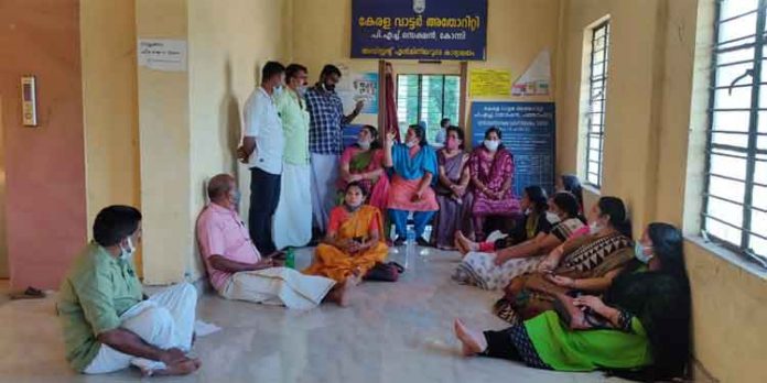 കോന്നിയില് ജലവിതരണം മുടങ്ങിയതിനെതിരെ ജനപ്രതിനിധികള് നടത്തിയ സമരം അവസാനിച്ചു കോന്നിയില് ജലവിതരണം മുടങ്ങിയതിനെതിരെ ജനപ്രതിനിധികള് നടത്തിയ സമരം അവസാനിച്ചു