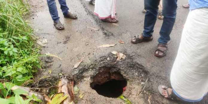 കൊടുമണ് ഇടത്തിട്ട ഭാഗം മുതല് പഴയ പോലീസ് സ്റ്റേഷന് വരെ റോഡില് കുഴികള് രൂപാന്തരപ്പെട്ട് യാത്ര അപകടഭീതിയില് കൊടുമണ് ഇടത്തിട്ട ഭാഗം മുതല് പഴയ പോലീസ് സ്റ്റേഷന് വരെ റോഡില് കുഴികള് രൂപാന്തരപ്പെട്ട് യാത്ര അപകടഭീതിയില്