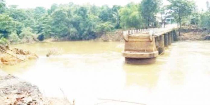 കോമളത്ത് താൽക്കാലിക പാലം നിർമ്മിക്കണമെന്ന് സർവ്വകക്ഷി യോഗം കോമളത്ത് താൽക്കാലിക പാലം നിർമ്മിക്കണമെന്ന് സർവ്വകക്ഷി യോഗം