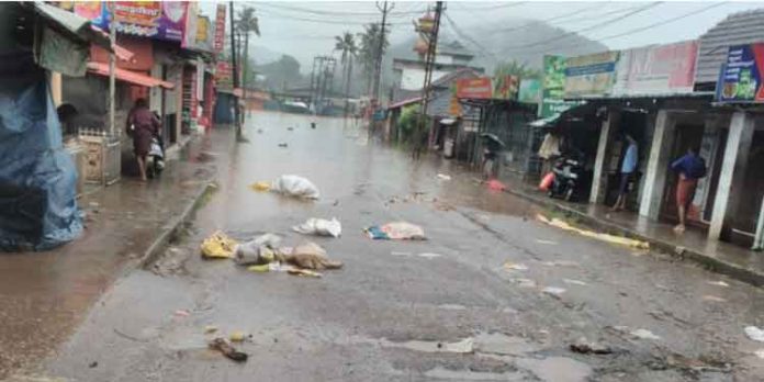 വെള്ളപ്പൊക്കം : പത്തനംതിട്ട ജില്ലയില് മാര്ഗതടസം ഉണ്ടായ റോഡുകളില് ഗതാഗതം തിരിച്ചുവിട്ടു വെള്ളപ്പൊക്കം : പത്തനംതിട്ട ജില്ലയില് മാര്ഗതടസം ഉണ്ടായ റോഡുകളില് ഗതാഗതം തിരിച്ചുവിട്ടു