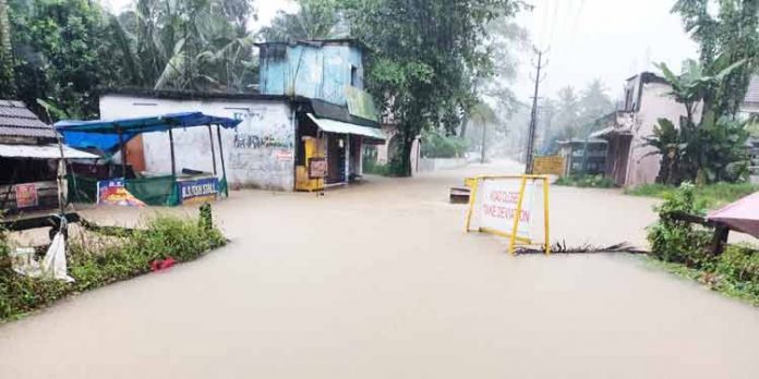 കോന്നിയില് അതിതീവ്ര മഴ ; കൊക്കാത്തോട് ഗ്രാമവും ആവണിപ്പാറ ആദിവാസി കോളനിയും ഒറ്റപ്പെട്ടു കോന്നിയില് അതിതീവ്ര മഴ ; കൊക്കാത്തോട് ഗ്രാമവും ആവണിപ്പാറ ആദിവാസി കോളനിയും ഒറ്റപ്പെട്ടു